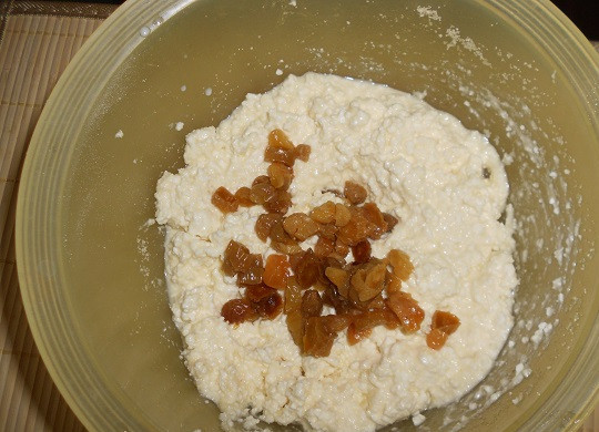 1. Этап. Творожная запеканка в духовке: 6. За это время можно обдать кипятком сухофрукты (в данном варианте изюм, но использовать можно любимые сухофрукты или цукаты). Затем добавить к творогу.