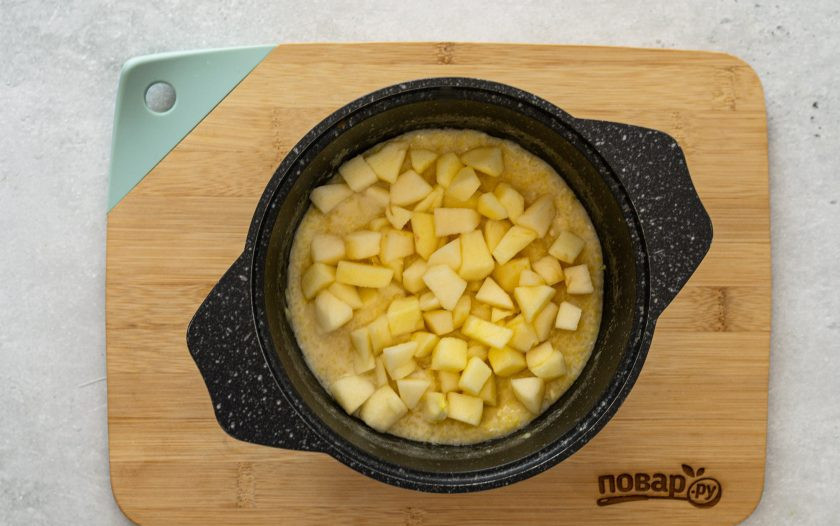 1. Этап. Кукурузная каша с яблоком: Добавьте яблоки в кашу, перемешайте. Снимите кастрюлю с плиты и дайте каше настояться 20-30 минут.