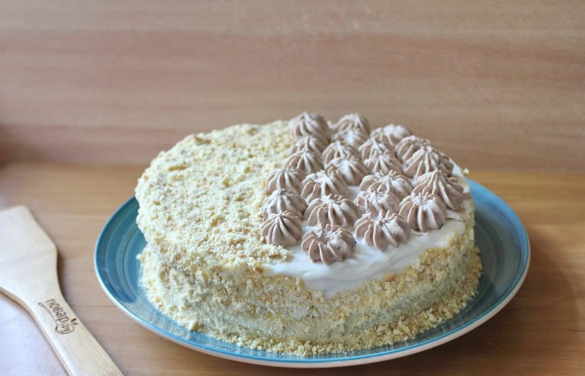 1. Этап. Сметанный торт без яиц: Верх и бока торта тоже смажьте сметаной. Посыпьте печеньем, измельченными орехами или тертым шоколадом. Я украсила торт розочками из взбитых сливок.