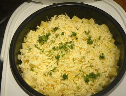 1. Этап. Тушеная картошка с курицей и грибами: Верх засыпьте тертым твердым сыром и слегка сдобрите зеленью. Готовьте 1,5 часа в заданом режиме. Приятного аппетита!