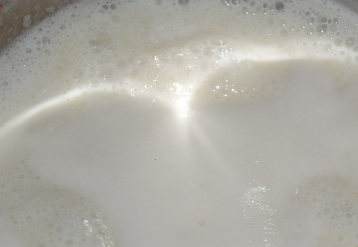 1. Этап. Творожный десерт с полентой и изюмом: Ставлю ковш на плиту. Довожу содержимое ковша до кипения, убавляю нагрев плиты и варю рисовую поленту 5-6 минут. В процессе варки помешиваю кашу ложкой.