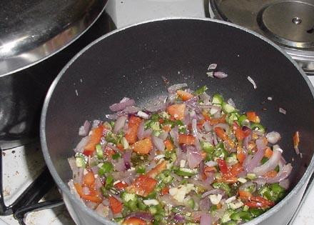 1. Этап. Вегетарианская черная фасоль Чили: Далее добавляем чеснок, чили перец, красный перчик и другие остальные овощи которые вам необходимы в блюде. Помешиваем на среднем огне около 2 минут.