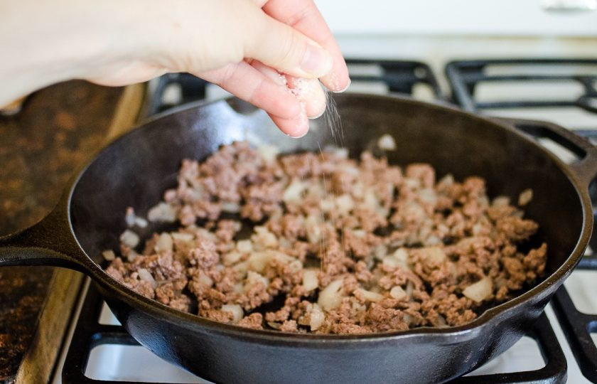 1. Этап. Начинка для пиццы с фаршем: 3. К фаршу на сковороде добавьте соль и черный молотый перец, перемешивайте и обжаривайте до готовности. Уберите фарш и обжарьте на той же сковороде измельченный бекон.
