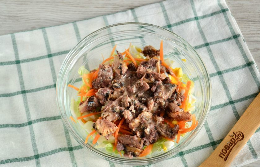 1. Этап. Салат с пекинской капустой и сайрой: Сайру слегка разомните вилкой, совсем немножко, чтобы куски не были слишком крупными. Масло, в котором была рыба, я смешиваю с майонезом - получается очень вкусно.