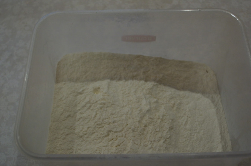 1. Этап. Печеные пирожки из дрожжевого теста: Просейте муку дважды.