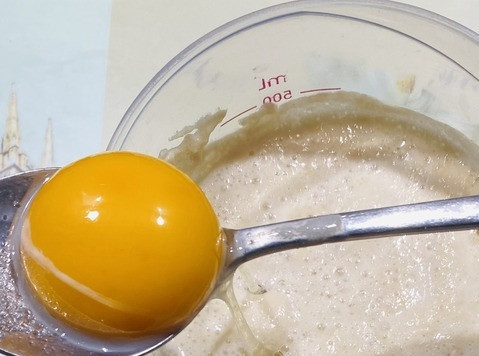 1. Этап. Ватрушки с творогом: В дрожжи добавить растительное масло и одно яйцо, перемешать