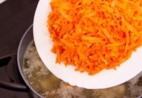 1. Этап. Суп из минтая: Через 5 минут - морковь и корень петрушки.