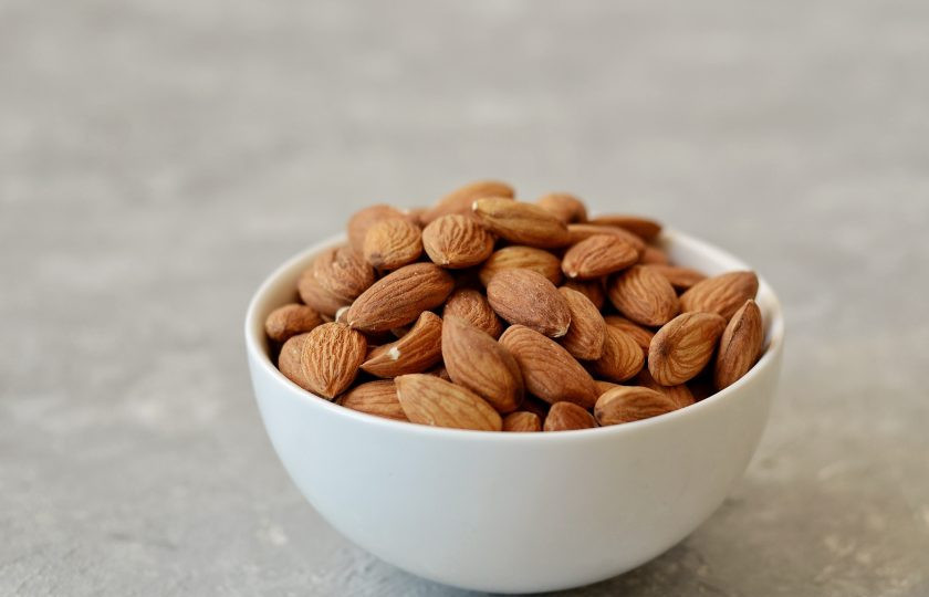 1. Этап. Миндальное масло: Подготовьте миндаль.