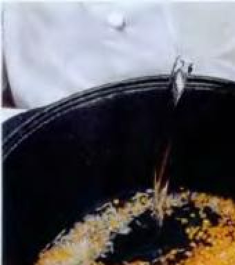 1. Этап. Армянский суп воспнапур: Чечевицу и рис промыть теплой водой. В кастрюле вскипятить 1.5 л. воды, посолить, всыпать чечевицу и рис, довести до кипения. Уменьшить огонь и варить 7 мин.