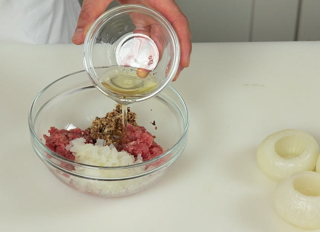 1. Этап. Лук в духовке фаршированный: Добавить яичный белок, специи.