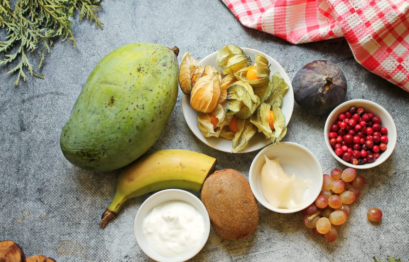 1. Этап. Салат с физалисом: Подготовьте все необходимые ингредиенты для приготовления салата с физалисом. Фрукты, ягоды вымойте и обсушите.