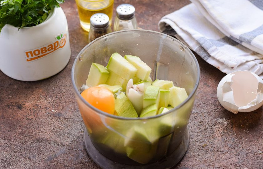 1. Этап. Оладьи из кабачков в блендере: Добавьте к кабачкам куриное яйцо.