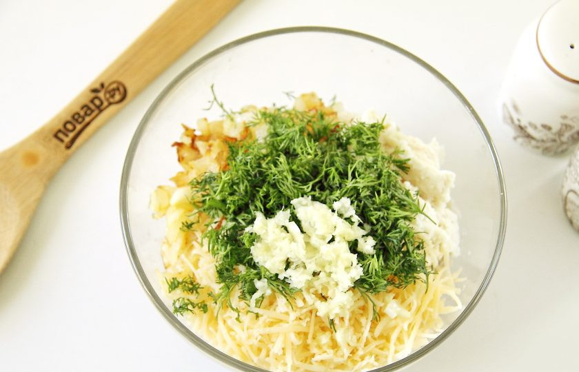 1. Этап. Котлеты из щуки на пару: Добавьте к фаршу отжатый хлеб, обжаренный лук, пропущенный через пресс чеснок, измельченную зелень, тертый крупно твердый сыр, соль по вкусу и молотый перец.