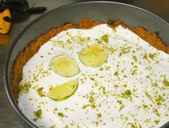 1. Этап. Лаймовый чизкейк: Чизкейк посыпаем цедрой и украшаем ломтиками лайма, ставим в холодильник минимум на 3 часа, а лучше на всю ночь.