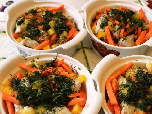 1. Этап. Жаркое из индейки с картошкой: 3. Овощи в горшочках поливаем остатками маринада, немного солим и перчим. Наверх выкладываем обжаренную индейку и зелень. Вливаем небольшое количество воды или бульона на дно, закроем крышками и отправим в разогретую духовку на 20-25 минут.