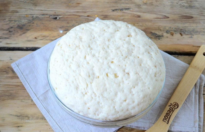 1. Этап. Пирожки со сливой на сковороде: Уже через 30 минут тесто увеличится более, чем в два раза. Его необходимо вынуть из формы и обомнуть, а затем оставить еще на 10 минут уже на рабочей поверхности.