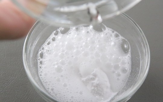 1. Этап. Медовик простой: 2. В отдельной миске погасите уксусом соду.