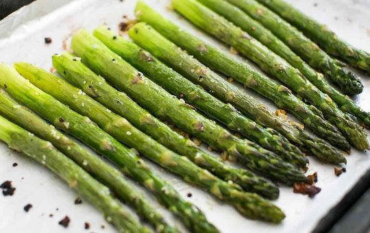 1. Этап. Запеченная спаржа на скорую руку: 3. Запекайте 10-13 минут. Перед подачей сбрызните соком лимона. Вот и все, просто и вкусно. Попробуйте, запеченная спаржа на скорую руку — это очень классная идея!