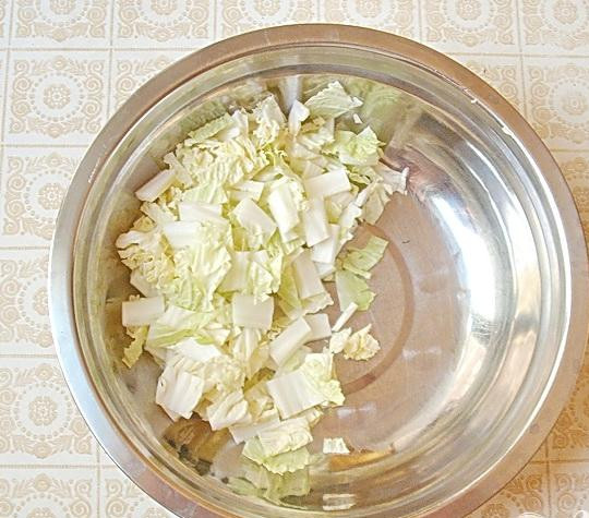 1. Этап. Салат из капусты с курицей и редисом: 4. На листья разбираем пекинскую капусту, промываем, воде даем полностью стечь. После того как стечет вода, литья капусты нарезаем не тонкой соломкой.