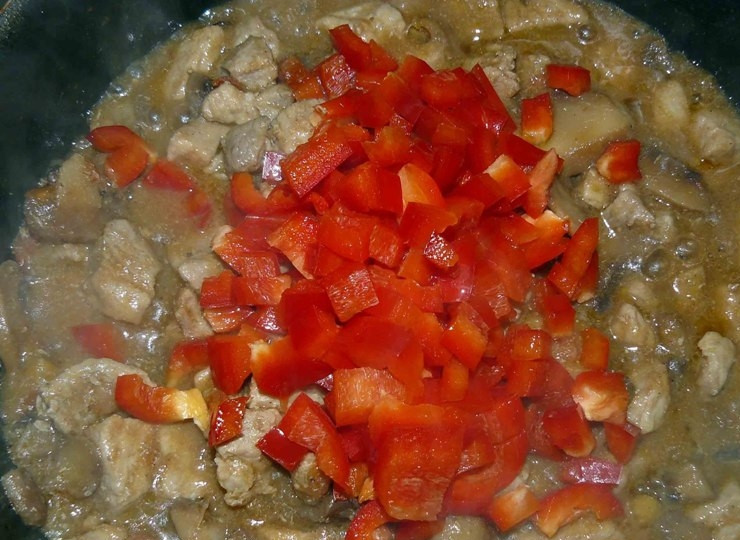 1. Этап. Свинина с фасолью в горшочках: Затем нарезанный перец, перемешиваем и готовим еще 5 минут.