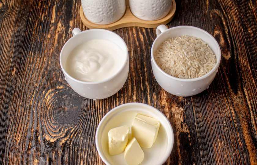 1. Этап. Нежный рис на кефире: Подготовьте все ингредиенты для приготовления риса. Рис лучше использовать длиннозерный или пропаренный, а также отлично подойдет сорт 