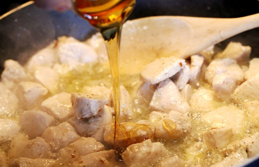 1. Этап. Курица по-японски: Перемешайте курицу. Добавьте мёд.