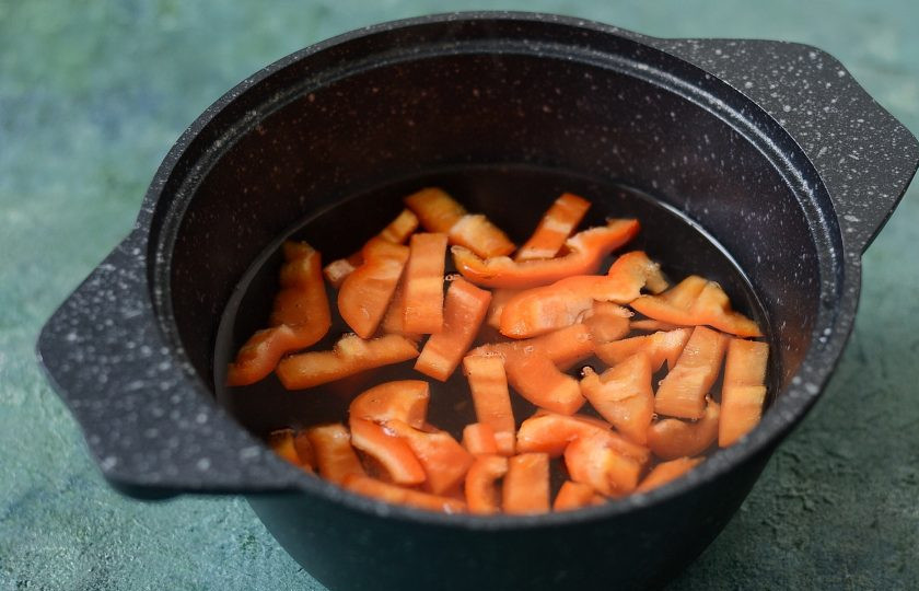 1. Этап. Турша из баклажанов: Болгарский перец нарежьте полосками, отварите 1-2 минуты в кипящей воде.