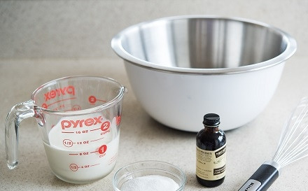 1. Этап. Крем (взбитые сливки): Подготовим продукты. Сливки для взбивания должна быть хорошо охлажденными.