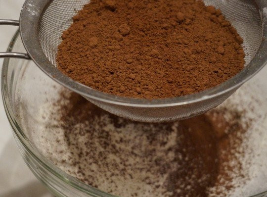 1. Этап. Моментальный шоколадный торт: 2. Следом - какао.