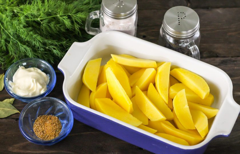 1. Этап. Маринованный картофель: Картофель очистите и промойте в воде. Разрежьте вертикально пополам и нарежьте каждую половину еще пополам.