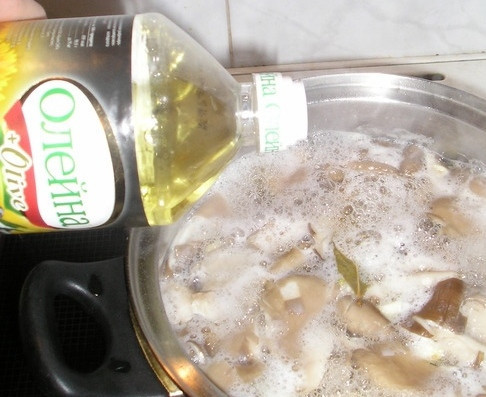 1. Этап. Вешенки, маринованные на закуску: Потом снимаем кастрюлю с огня и вливаем в нее растительное масло. Оставляем грибы в маринаде до полного остывания.