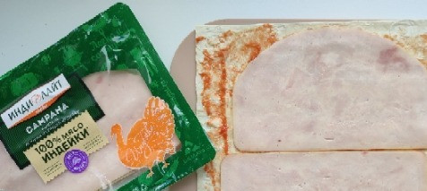 1. Этап. Рулет с ветчиной: Лаваш смазываем кетчупом. У меня он квадратный, поэтому я заварачиваю по диагонали. Выкладываем ветчину (количество по вашему вкусу).