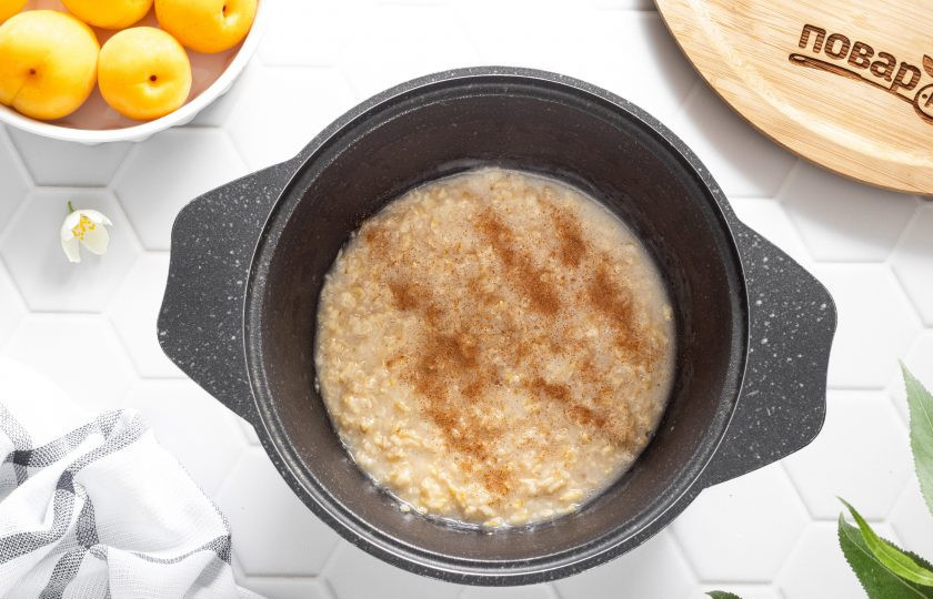 1. Этап. Постная овсяная каша: Когда каша будет готова, добавьте молотую корицу по вкусу.