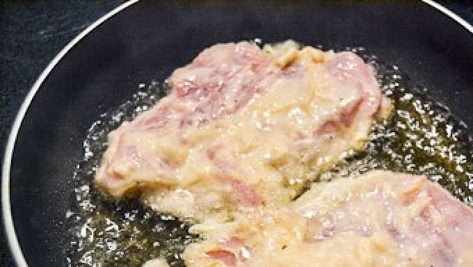 1. Этап. Шницель по-чешски: Подогреваем в сковороде растительное масло и выкладываем шницели. Обжариваем по 4-5 минут с каждой стороны. Готовим до хрустящей ароматной корочки.