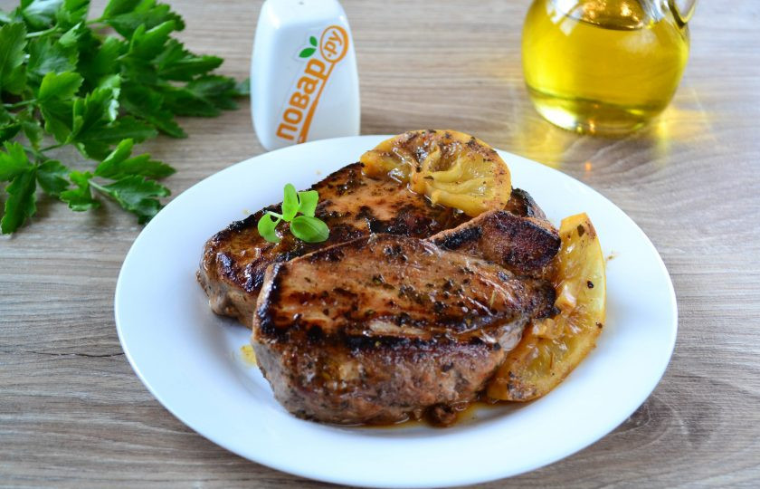 1. Этап. Мясо жареное крупным куском: Мясо идеально приготовилось, осталось сочным и нежным.