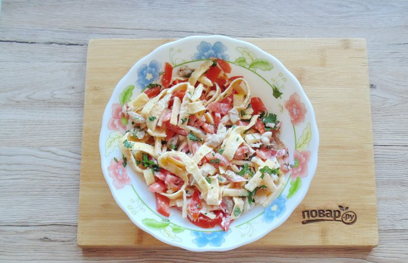 1. Этап. Салат с омлетом и яблоком: Посолите по необходимости, хорошо перемешайте и салат готов.