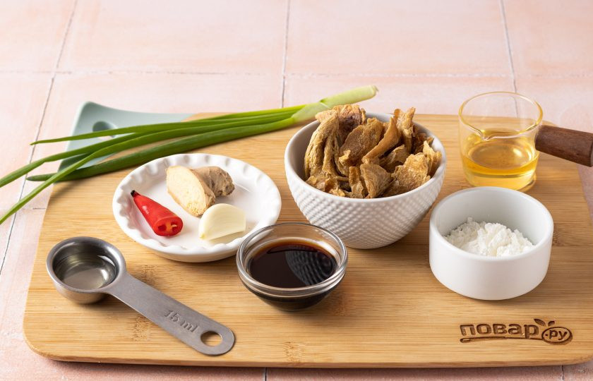 1. Этап. Соевое мясо в воке: Подготовьте все ингредиенты.