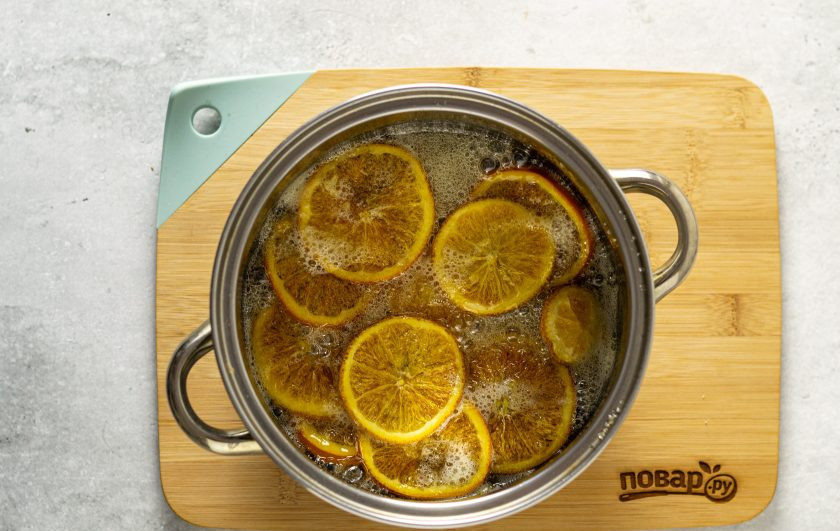 1. Этап. Цукаты из апельсинов: Варите апельсины на медленном огне 1-1,5 часа под крышкой. Готовы они будут тогда, когда кожура станет практически прозрачной.