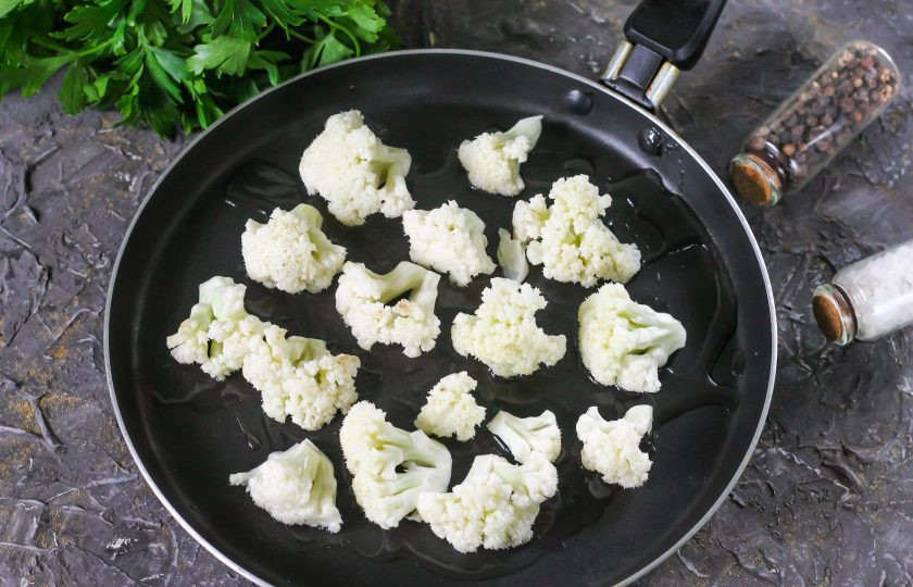 1. Этап. Омлет с цветной капустой на сковороде: После чего с помощью шумовки переместите соцветия на сковороду, влейте растительное масло и прогрейте емкость на среднем нагреве.