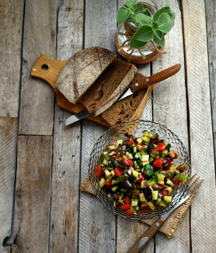 1. Этап. Салат из овощей-гриль со свежим огурцом: Подавайте салат сразу же, дополнив его свежим ржаным хлебом.