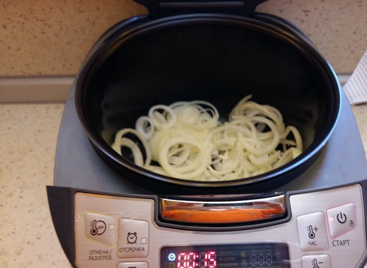 1. Этап. Шейки куриные: Лук порежьте кольцами и обжарьте в мультиварке без добавления масла минут 10, постоянно перемешивая.