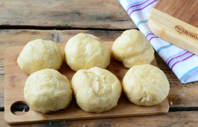 1. Этап. Бриошь классическая: Готовое тесто выньте из холодильника, выложите на рабочую поверхность, присыпанную мукой. Разделите тесто на 12 частей.