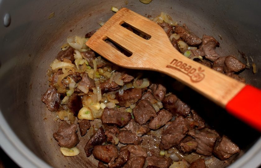 1. Этап. Нут с говядиной и овощам: Добавьте измельченный лук и чеснок, обжаривайте в течение 3 минут.