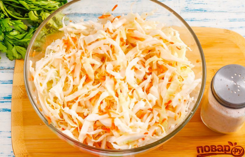 1. Этап. Квашеная капуста как на рынке: Тщательно перетрите овощные нарезки с солью и сахаром с небольшим нажимом.