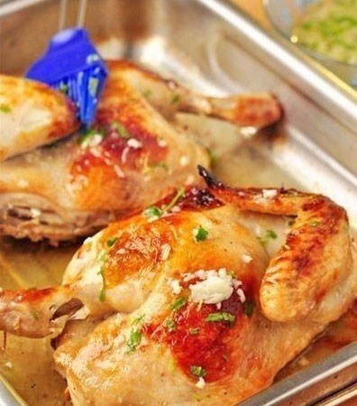 1. Stage. Baked chicken in garlic sauce: Remove the finished chicken from the oven and grease well with honey sauce.