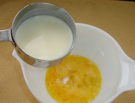 1. Этап. Лазанья с брокколи: 3. Оставшееся молоко соединить со слегка взбитым яйцом. Рецепт приготовления лазаньи с брокколи можно дополнить также сливками.