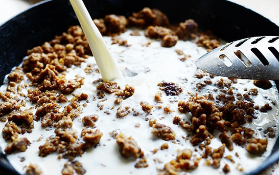 1. Этап. Песочное печенье с подливой: 6. Влейте молоко, протушите фарш в молоке 5-7 минут.