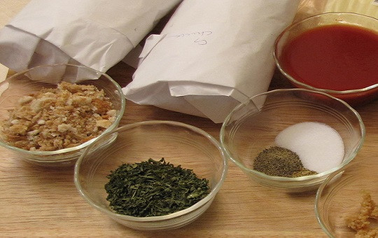 1. Этап. Мясной рулет с сыром: 1. Набор ингредиентов в рецепт приготовления мясного рулета с сыром может варьироваться, в зависимости от ваших вкусовых предпочтений. Вместо томатного сока для мяса можно использовать острый соус, например, чтобы придать блюду особую пикантность. Также в фарш можно добавить немного лука или моркови, например.