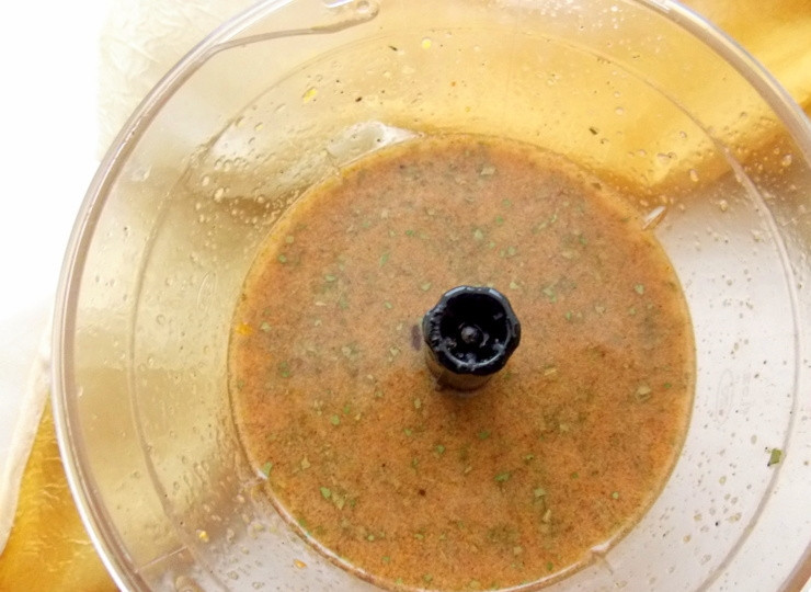 1. Этап. Пряное апельсиновое масло: Выжмите из апельсина сок. Влейте к цедре и специям масло и 2 ст. л. сока. Пробейте все блендером.