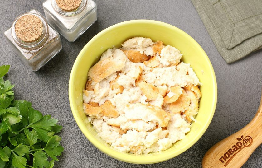 1. Этап. Котлеты рыбные впрок Экономичные: Батон или любой белый хлеб раскрошите руками и замочите в молоке.